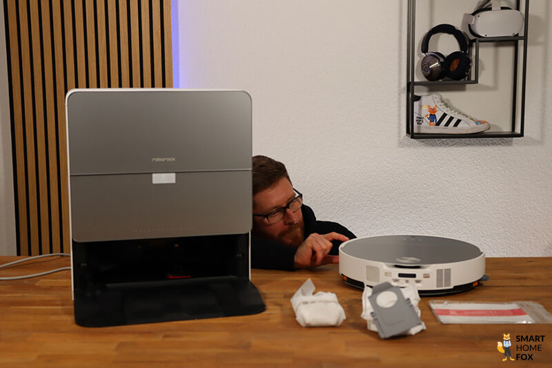 Roborock S9 MaxV Ultra измеряется линейкой.